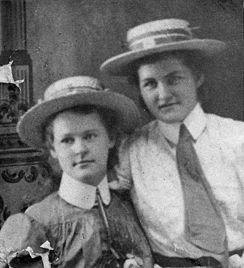 1907 鈥� Eton High girls and their boaters