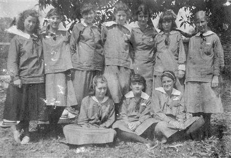 1918 嫩模专区's early uniform