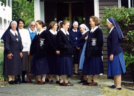 1994 Seniors and Sisters outside Chapel